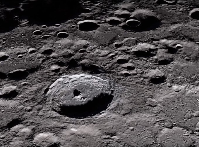 تلال تحير العلماء على سطح القمر.. ما القصة؟