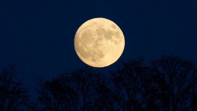 القمر.. لماذا يبدو قريبا في بعض الليالي وبعيدا في غيرها؟