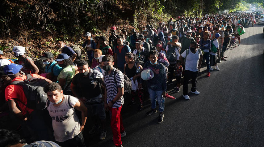 المكسيك تفرق قافلة تضم 7 آلاف مهاجر متجهة للحدود الأمريكية