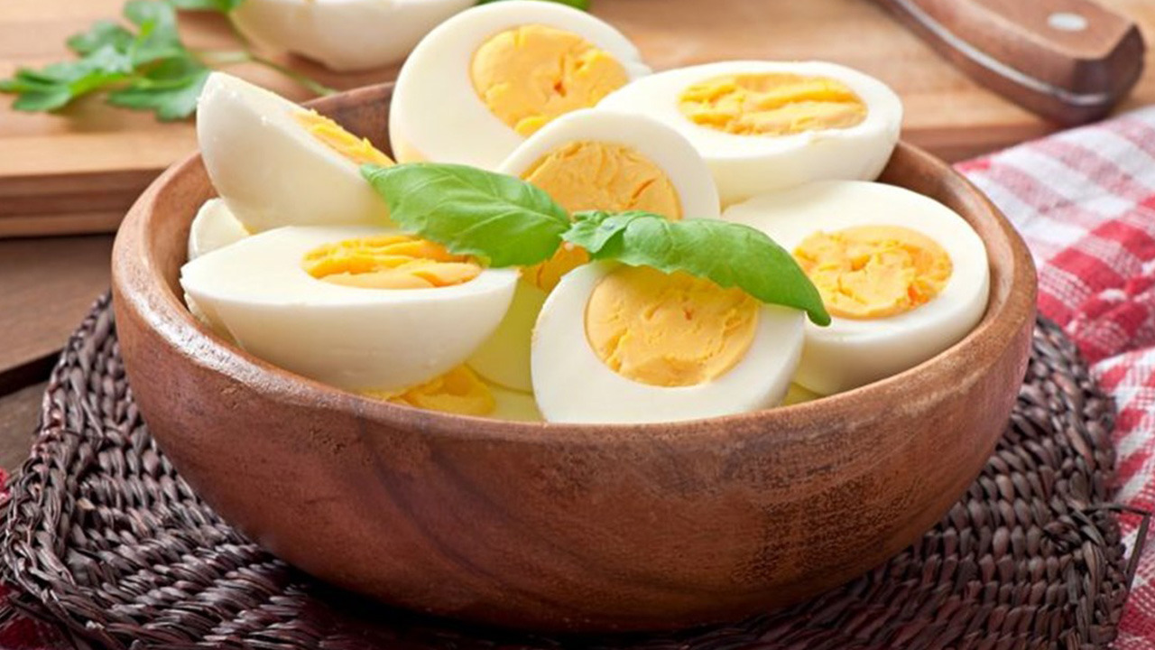 ما الكمية الموصى بها لتناول البيض في اليوم الواحد؟