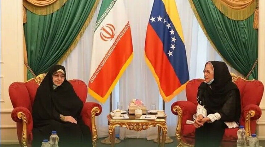عقيلة الرئيس الفنزويلي تجتمع بمساعدة الرئيس الإيراني لشؤون المرأة