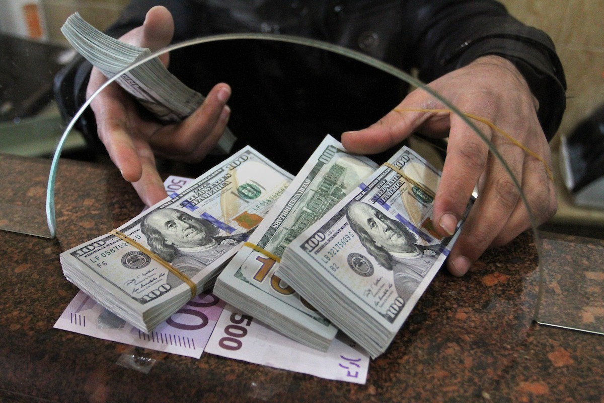 المركزي العراقي يقرر بيع الدولار للحجاج بسعر الصرف 