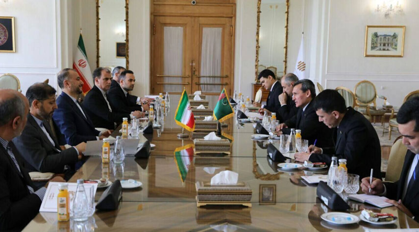 وزير الخارجية الإيراني يدعو لتنفيذ الاتفاقات الشاملة بين إيران وتركمانستان