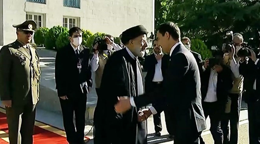 الرئيس الإيراني يستقبل رسميا نظيره التركمنستاني في طهران