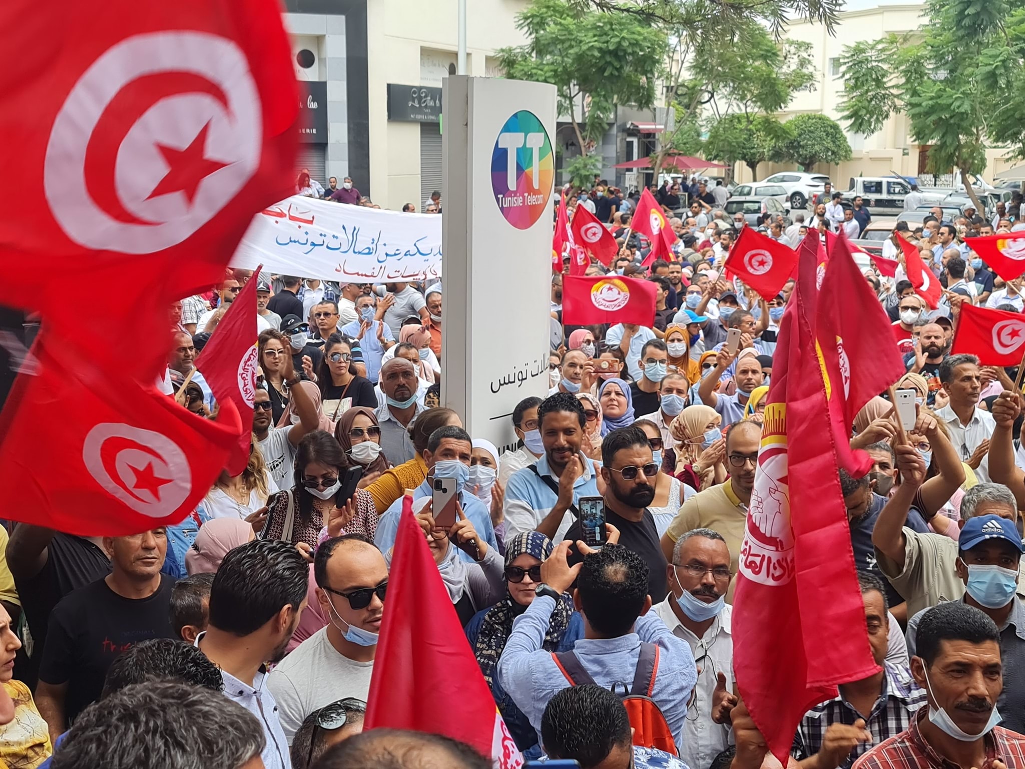 إضراب تونس يوقف حركة النقل والملاحة الجوية والبحرية
