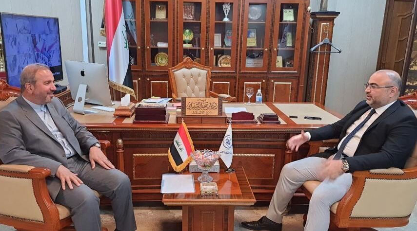 السفير الإيراني في بغداد ووزير الاتصالات العراقي يبحثان سبل توسيع العلاقات