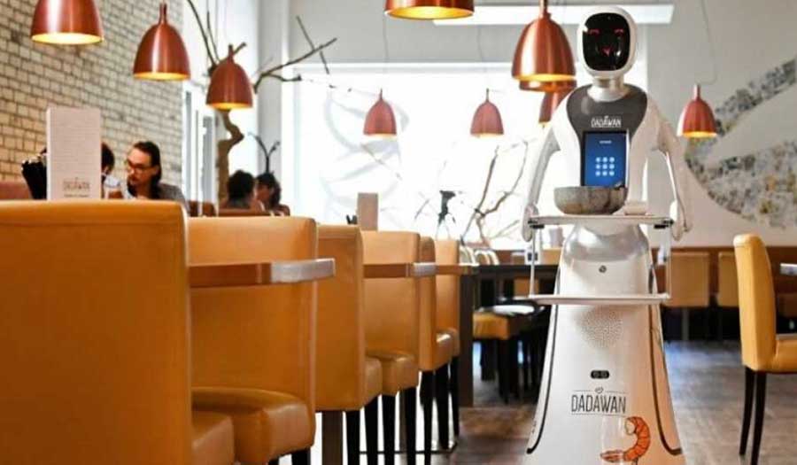 لتفادي أزمة العاملين.. بريطانيا تستخدم الروبوتات لتقديم الخدمات لزبائن المطاعم