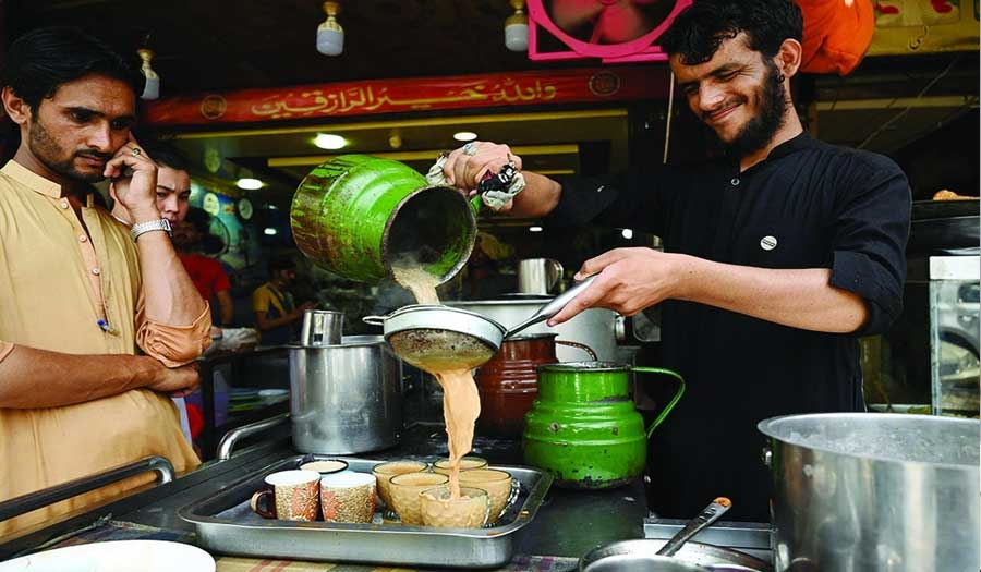 لماذا تدعو باكستان مواطنيها إلى تقليل شرب الشاي؟
