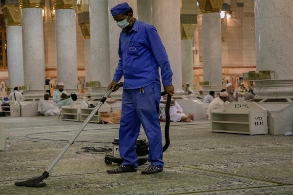 تجهيز المسجد النبوي بـ 25 ألف سجادة إلكترونية