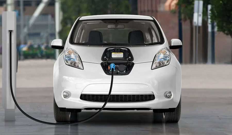 نحو الطاقة النظيفة: نصف سيارات العالم كهربائية في 2035