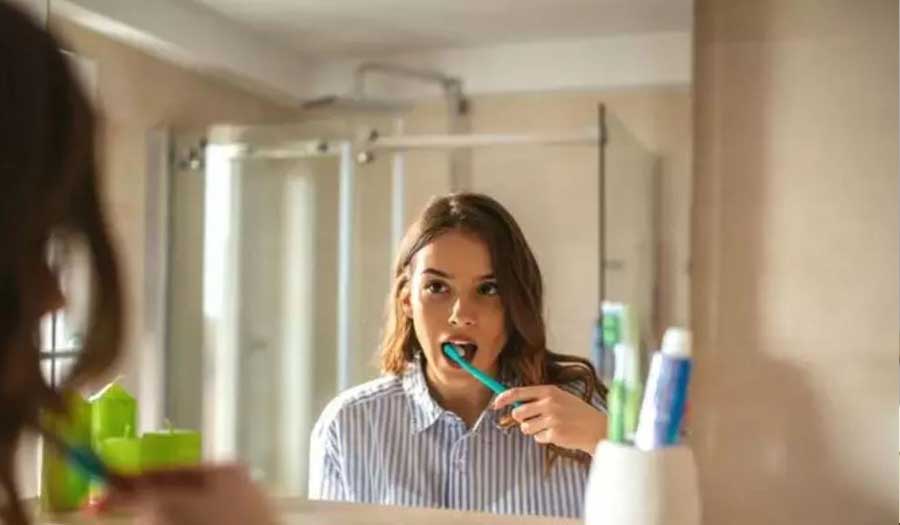 دراسة: تنظيف الأسنان في وقت معين عامل هام لطول العمر