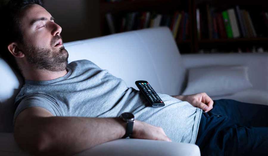 النوم على ضوء التلفاز.. مخاطر كبيرة تهدد صحتك!