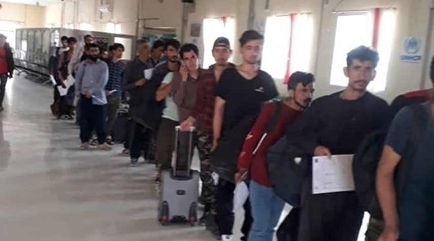 اكثر من 3 آلاف مهاجر يغادرون ايران عائدين الى افغانستان