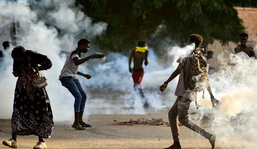 السلطات السودانية تفرّق المتظاهرين بالغاز المسيل للدموع