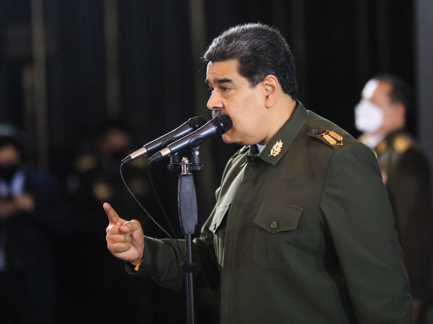 مادورو يدعو القوات المسلحة للتأهب لمواجهة التهديدات