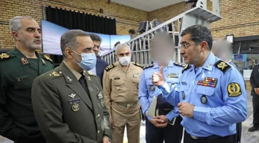 وزير الدفاع الإيراني يتفقد مراحل إنتاج طائرة تدريبية نفاثة + صور