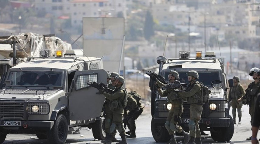 الفلسطينيون يتصدون لقوات الاحتلال في بلدة دورا جنوبي الخليل