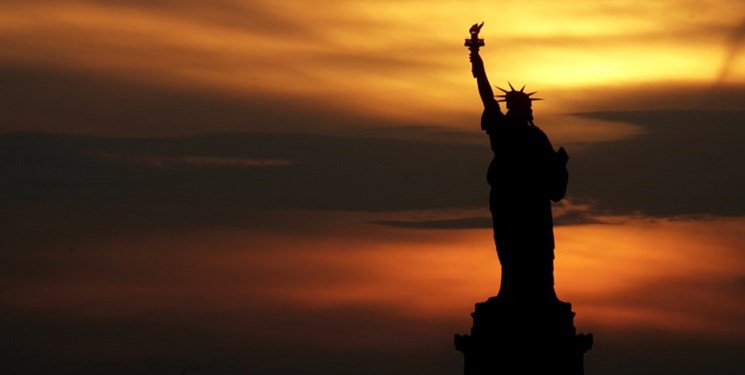الرئيس المكسيكي يطالب بتخريب "تمثال الحرية" في امريكا