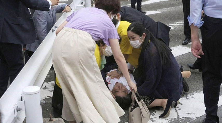 مقتل رئيس الوزراء الياباني السابق "شينزو آبي" متأثراً بجراحه بعد تعرضه لإطلاق نار