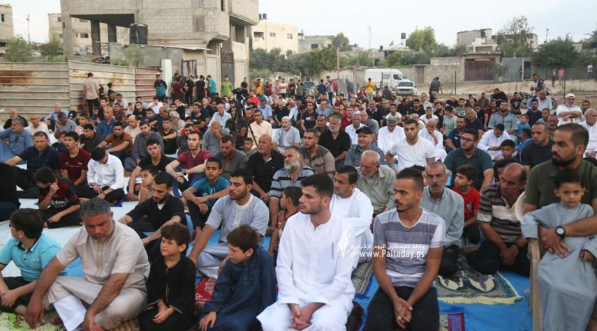 غزة: المواطنون يؤدون صلاة العيد في الأماكن العامة