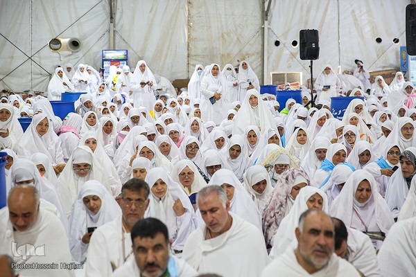 بالصور من الديار المقدسة.. مراسم دعاء يوم عرفة للحجاج الإيرانيين