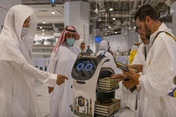 السعودية تكشف عن روبوت يوزع المصاحف على الحجاج 