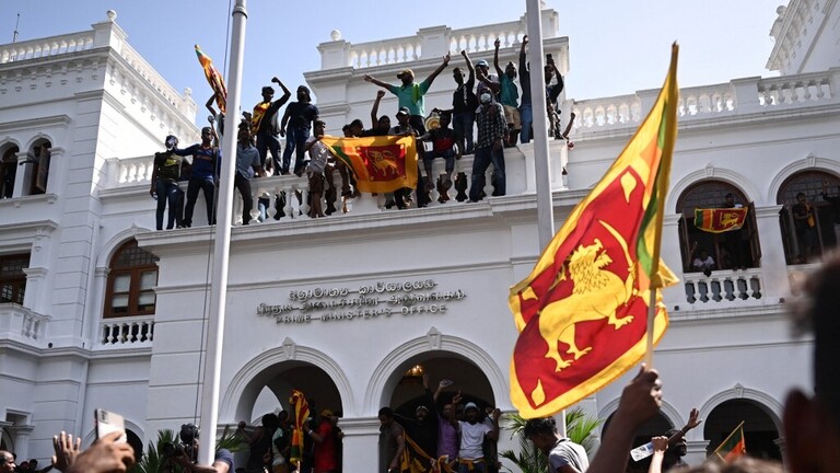 المتظاهرون في سريلانكا يغادرون مباني المؤسسات العامة