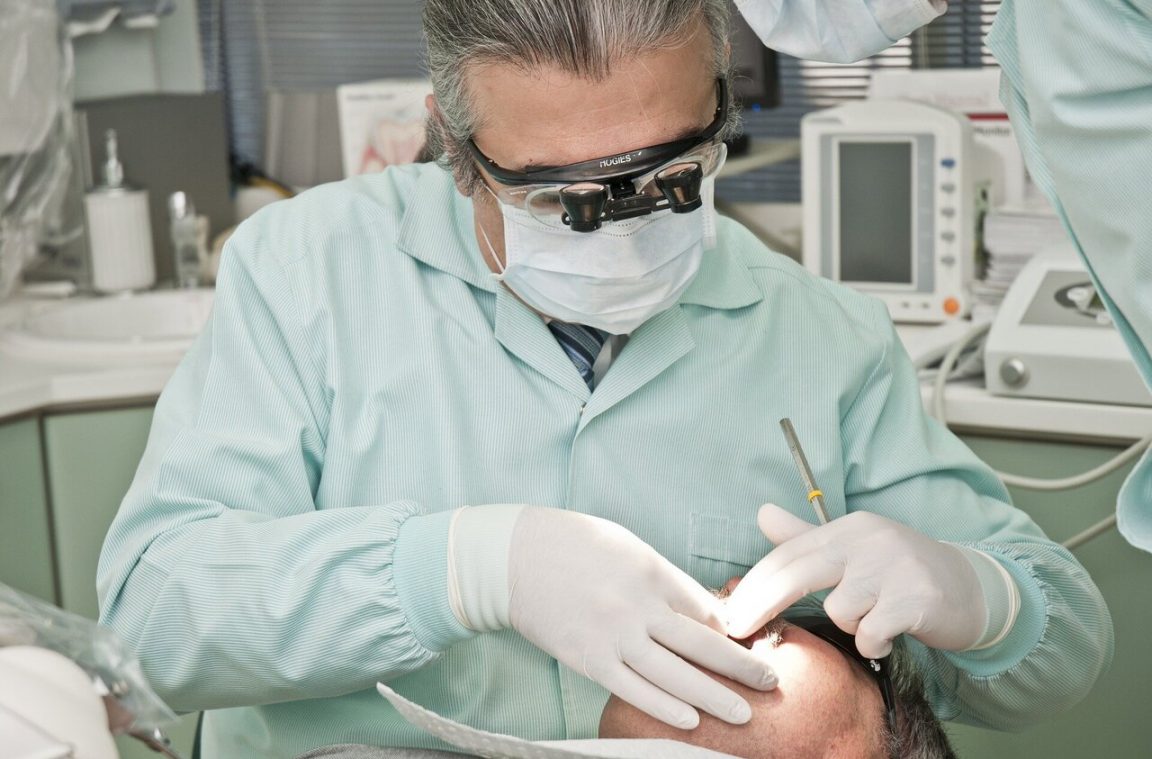 زيارة طبيب الأسنان بانتظام قد تنقذك من الإصابة بهذا المرض!