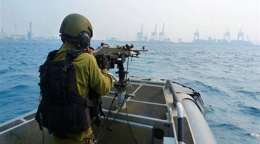 زوارق الاحتلال تطلق نيرانها تجاه الصيادين شمال غزة