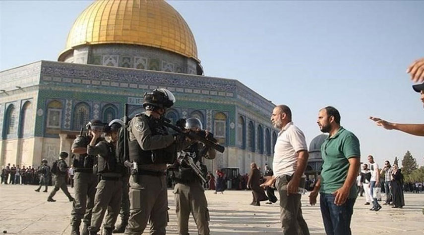 قطعان المستوطنيين يدنسون المسجد الأقصى وقوات الاحتلال توفر لهم الحماية