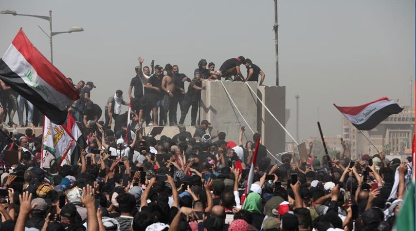 بغداد.. المتظاهرون من انصار التيار الصدري يقتحمون مبنى البرلمان