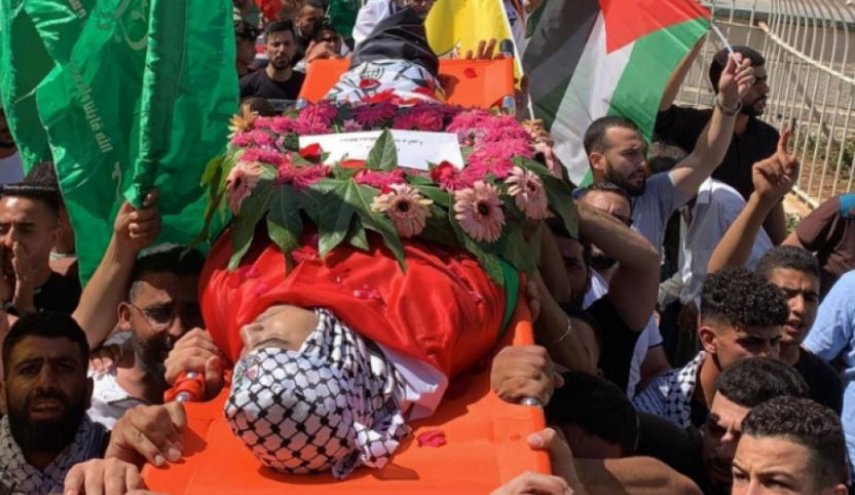 فلسطين المحتلة.. آلاف الفلسطينيين يشيعون جثمان الشهيد أبو عليا
