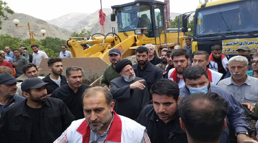 الرئيس الإيراني يزور المناطق المنكوبة بالسيول ويشكر فرق الإغاثة