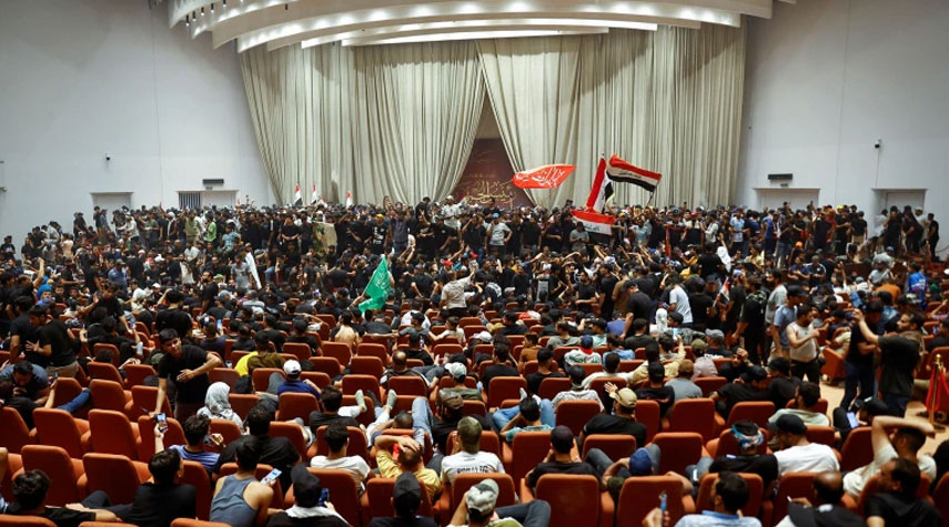 العراق.. "وزير الصدر" يدعو أنصاره لإخلاء مبنى البرلمان والإعتصام بمحيطه