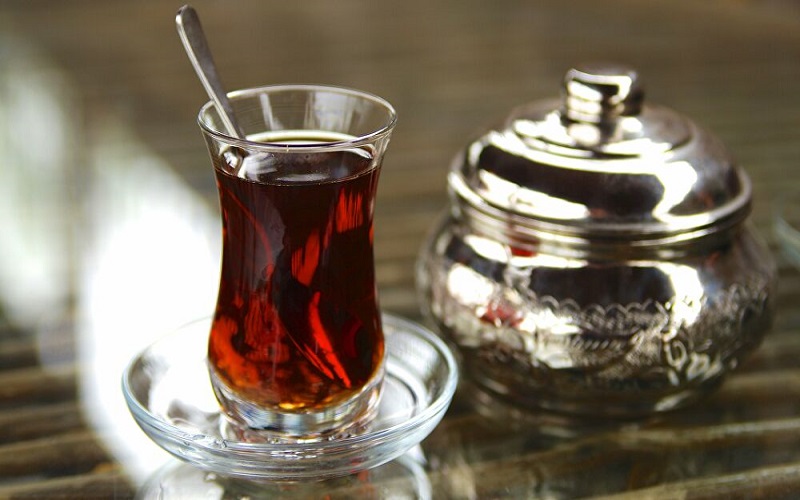 ما الآثار الجانبية لتناول الشاي على معدة فارغة؟