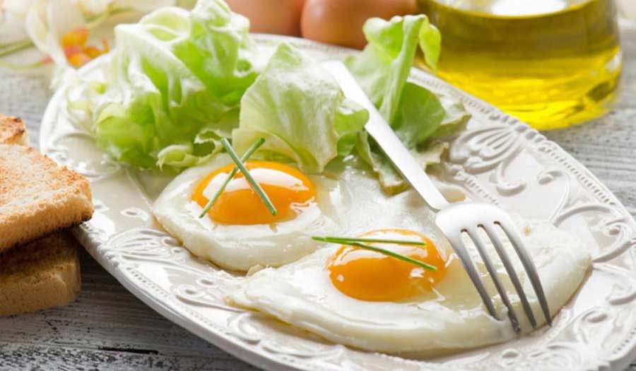 ما الذي يحدث للجسم عند تناول البيض يومياً؟