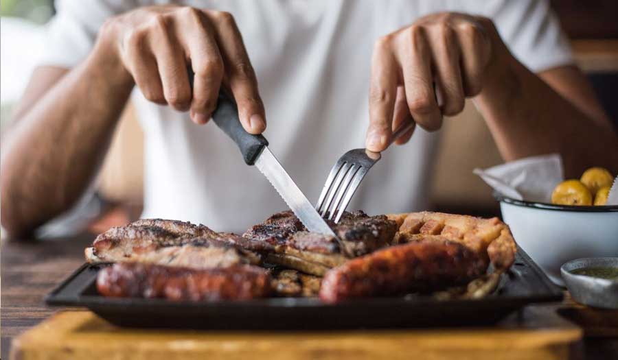 لماذا يحذر العلماء من تناول اللحوم الحمراء؟