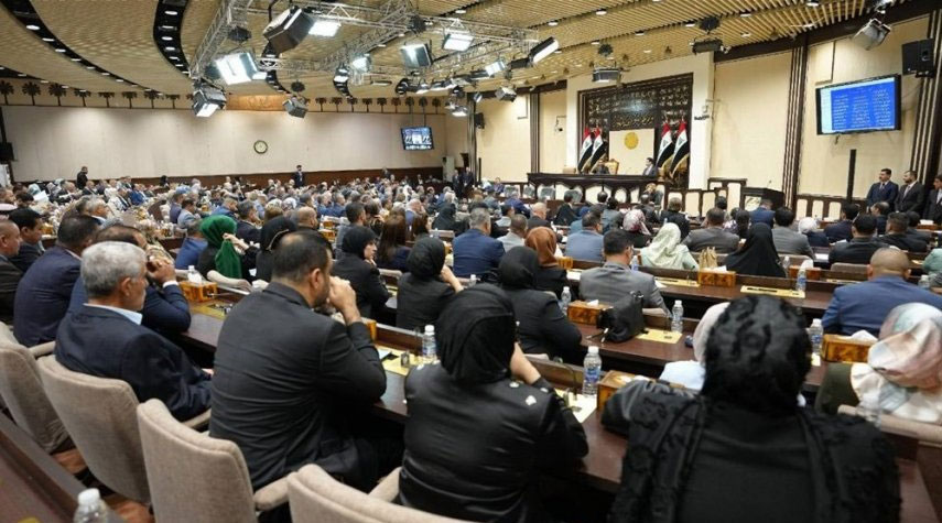 نائب عراقي يطالب الحلبوسي بعقد جلسة استثنائية لحل البرلمان