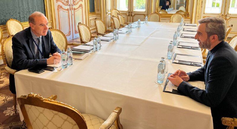 كبير المفاوضين الايرانيين يلتقي إنريكي مورا في فيينا