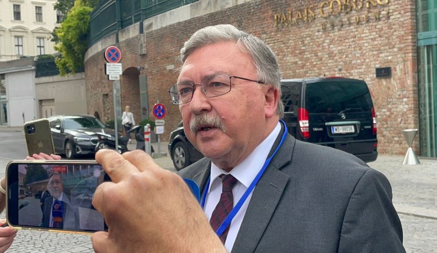 أوليانوف: غياب كبار المفاوضين الأوروبيين في مفاوضات فيينا يثير الإستغراب