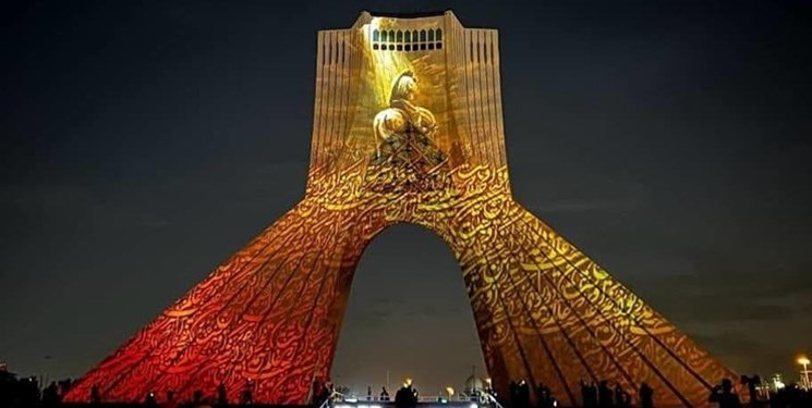 إضاءة برج الحرية في طهران بلوحات عاشورائية 