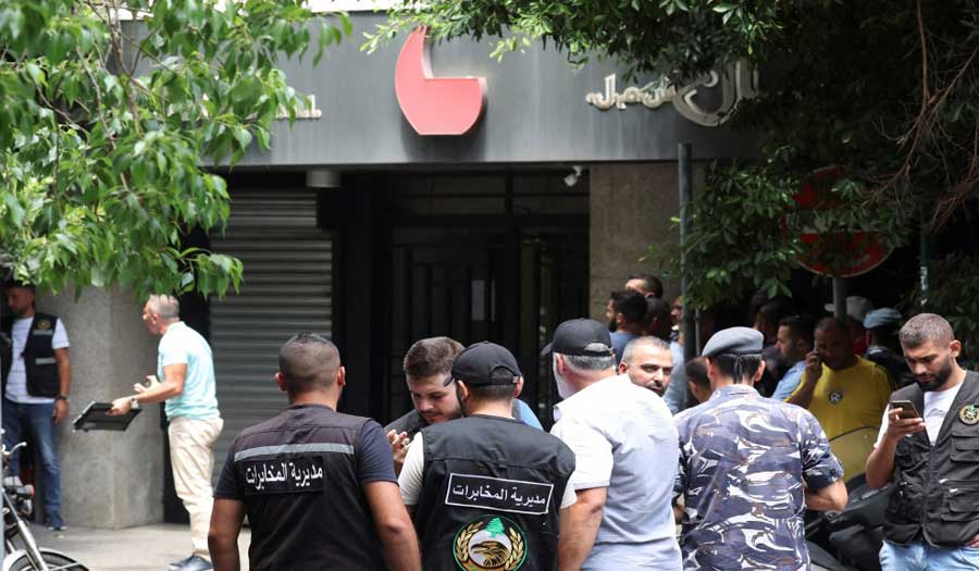 مسلح يحتجز رهائن في بنك لبناني مطالبا بالحصول على مدخراته المجمدة