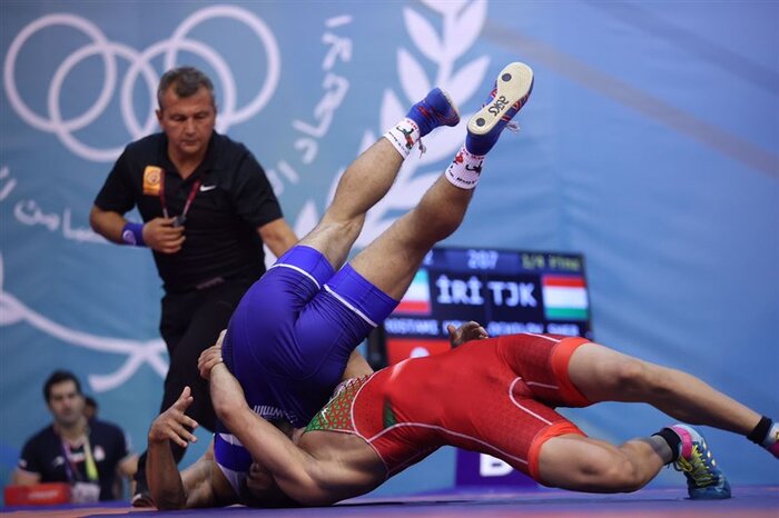 إيرانيان يتنافسان على بطولة المصارعة الرومانية في دورة التضامن الإسلامي