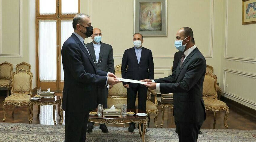 سفير الكويت الجديد لدى طهران يقدم أوراق اعتماده لوزير الخارجية الإيراني