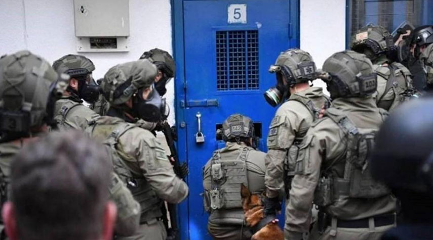 اضطرابات في سجون الاحتلال بعد اقتحام وحدات القمع الصهيونية سجن رامون
