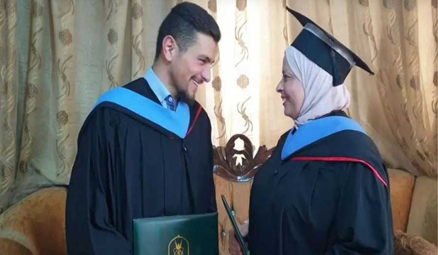 أم وابنها يتخرجان من نفس الجامعة والاختصاص وفي يوم واحد