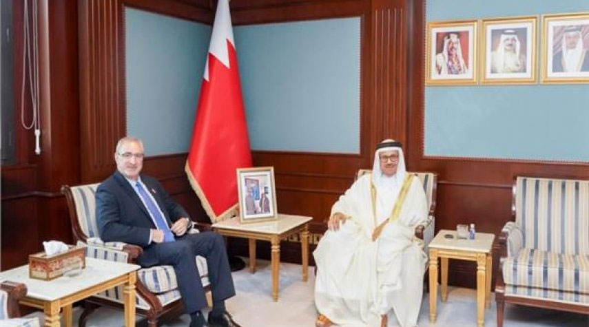 وزير الخارجية البحريني يلتقي سفير الإحتلال في المنامة