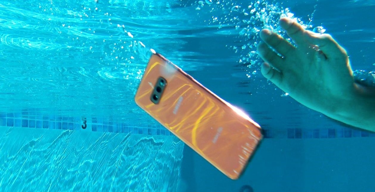 نصائح لإنقاذ هاتفك بعد وقوعه في الماء