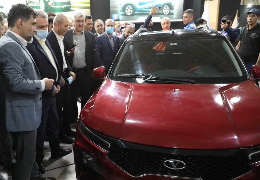 ايران تكشف النقاب عن سيارة جديدة محلية الصنع