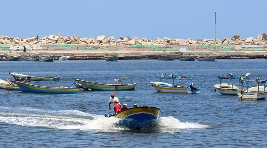 فلسطين المحتلة.. قوات الاحتلال تهاجم الصيادين في غزة وتُغرق مركباً